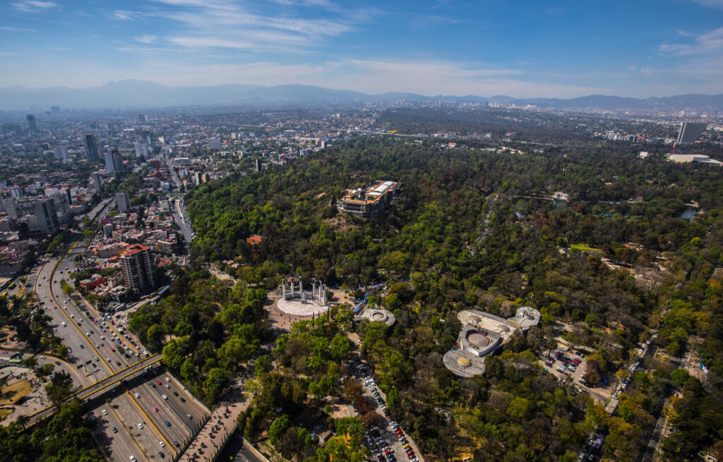 La forêt de Chapultepec, un grand espace boisé comprenant des vestiges archéologiques à Mexico