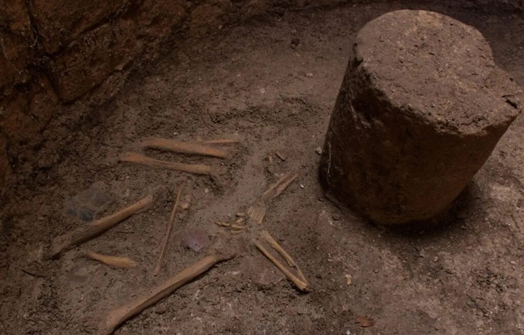 Chultun transformé en sépulture dans l'acropole d'Ek Balam, site archéologique maya du Yucatan.