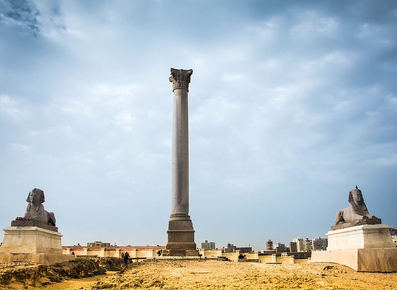 La colonne de Pompée au Serapeion d'Alexandrie, complexe sacré consacré au dieu Sérapis