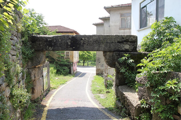 La porte du cheval, vestiges des remparts de la cité grecque et romaine de Prusias ad Hypium
