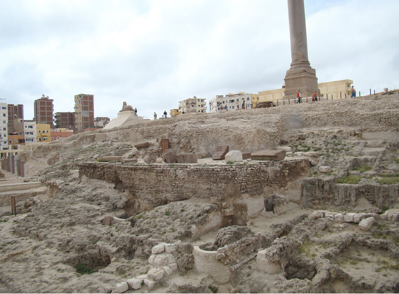 Les ruines du Serapeion d'Alexandrie, complexe sacré consacré au dieu Sérapis