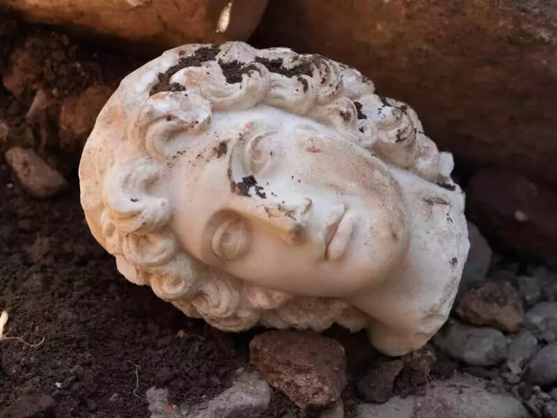 Tête de statue d'Alexandre le Grand retrouvée dans le théâtre de Prusias ad Hypium en Turquie