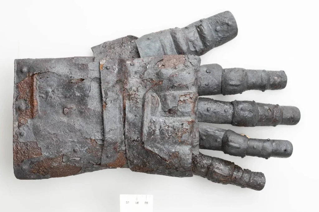 Gantelet médiéval retrouvé lors de fouilles au château de Kyburg en Suisse