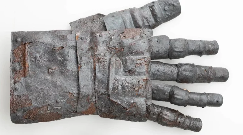 Gantelet médiéval retrouvé lors de fouilles au château de Kyburg en Suisse