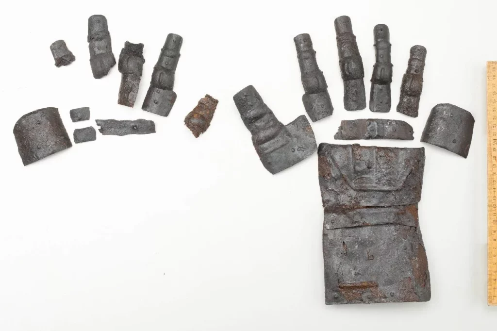 Gantelet médiéval retrouvé lors de fouilles archéologiques au château de Kyburg en Suisse