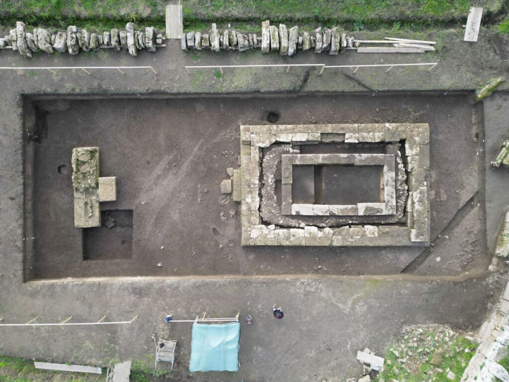 Vue aérienne des ruines d'un temple dorique retrouvés à Paestum