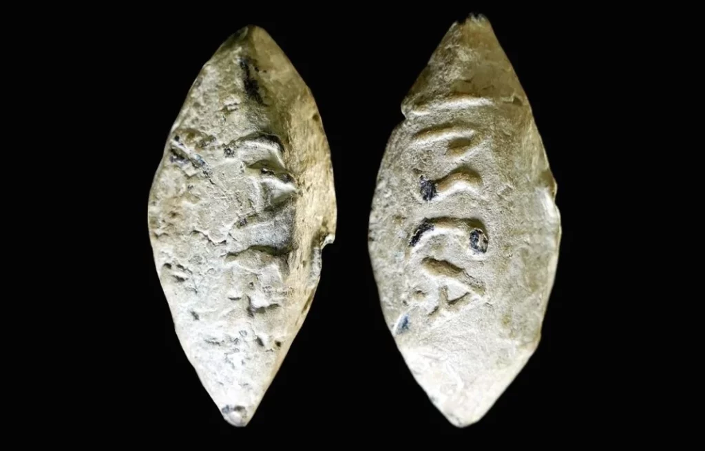 Projectile de fronde romaine utilisées pour la bataille de Munda et inscrite au nom de César