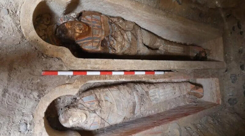 Deux sépultures de la nécropole gréco-romaine d'Oxyrhynque avec leurs momies