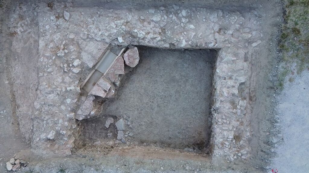 Vestiges du temple du culte impérial de Spello en Italie
