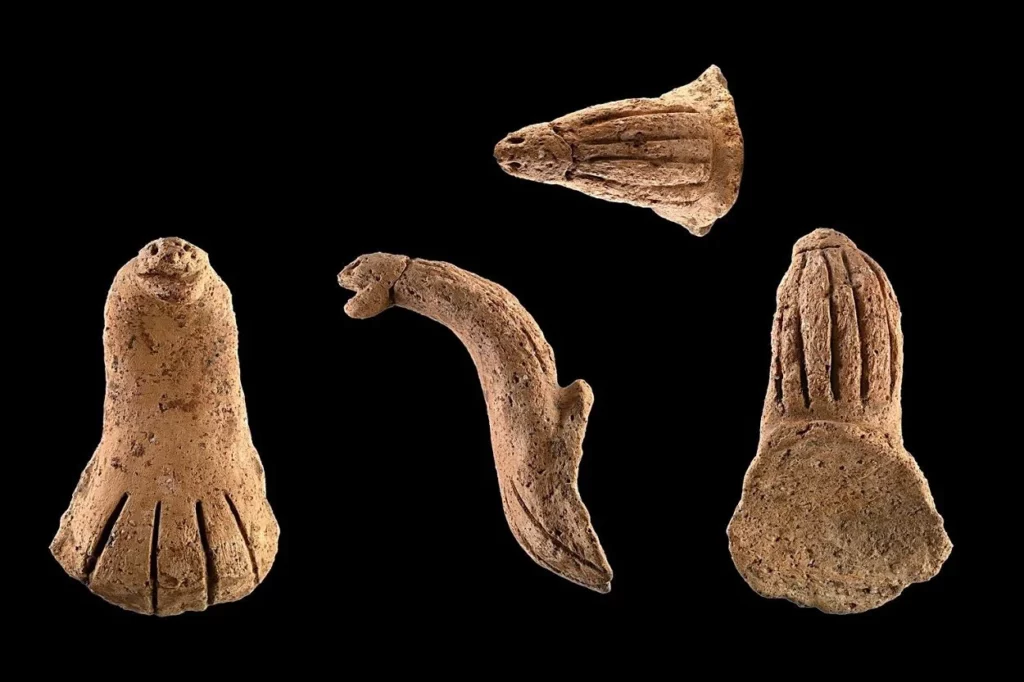 Poignée en poterie représentant un cobra de chine et remontant à l'époque néolithique