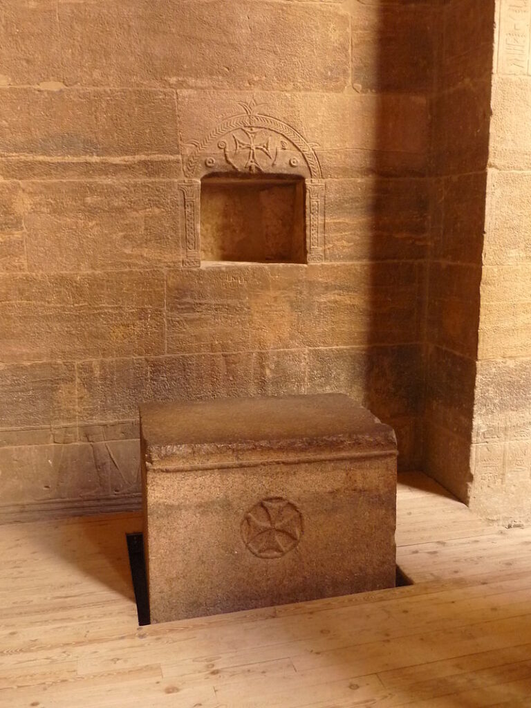 Autel chrétien dans la salle hypostyle du temple d'Isis à Philae