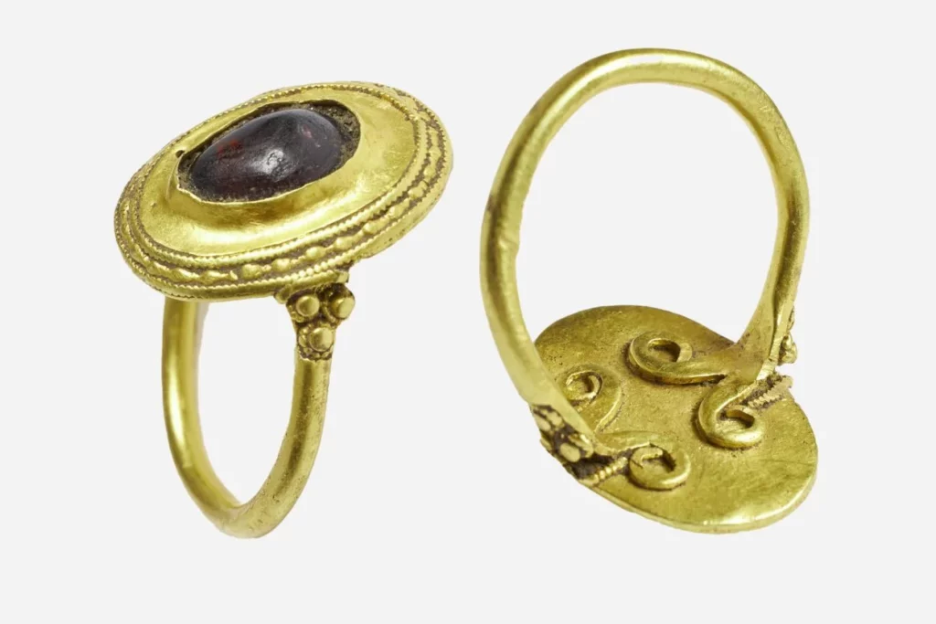 Bague en or mérovingienne découverte au Jutland, au Danemark