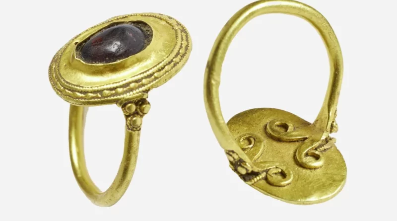 Bague en or mérovingienne découverte au Jutland, au Danemark