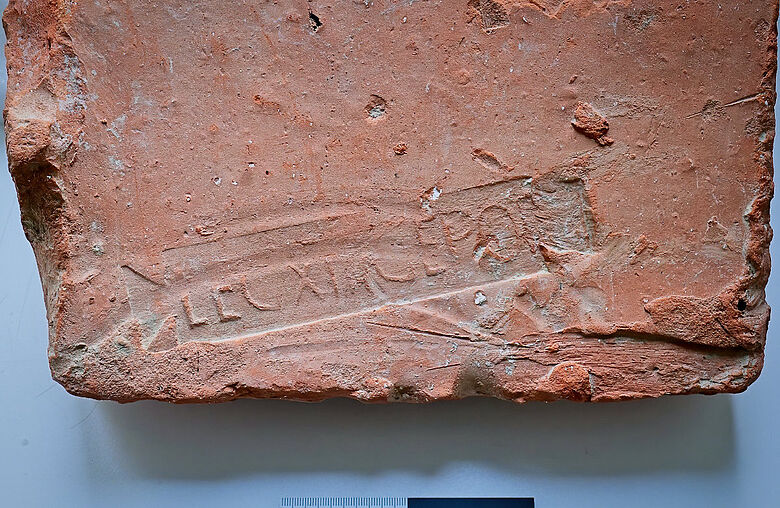 Brique romaine marquée du tampon de la Légion XIII Gemina, trouvée à Vienne (Vindobona romaine)