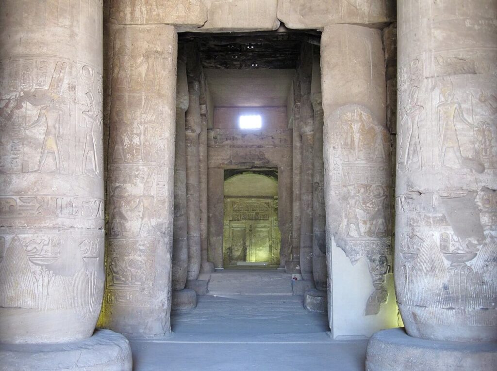 Colonnade de la chapelle d´Amon, temple de Séthi Ier à Abydos en Egypte
