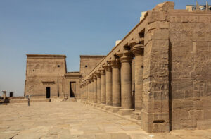 Cour extérieure et colonnade du temple d'Isis à Philae, sauvé des eaux dans les années 60