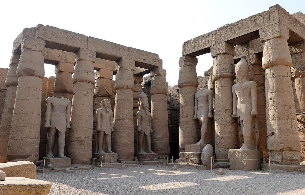 La première cour du temple de Louxor construite par Ramsès II, pharaon bâtisseur de l'Egypte ancienne
