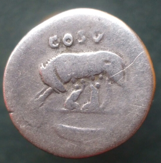 Rémus et Romulus allaités par la louve au revers d'une pièce de Domitien