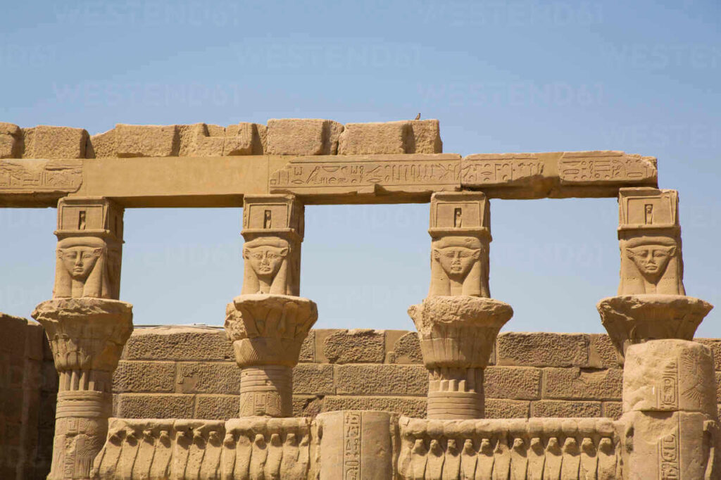 Les chapiteaux du kiosque de Nectanébo Ier, dans le temple d'Isis sur l'île de Philae