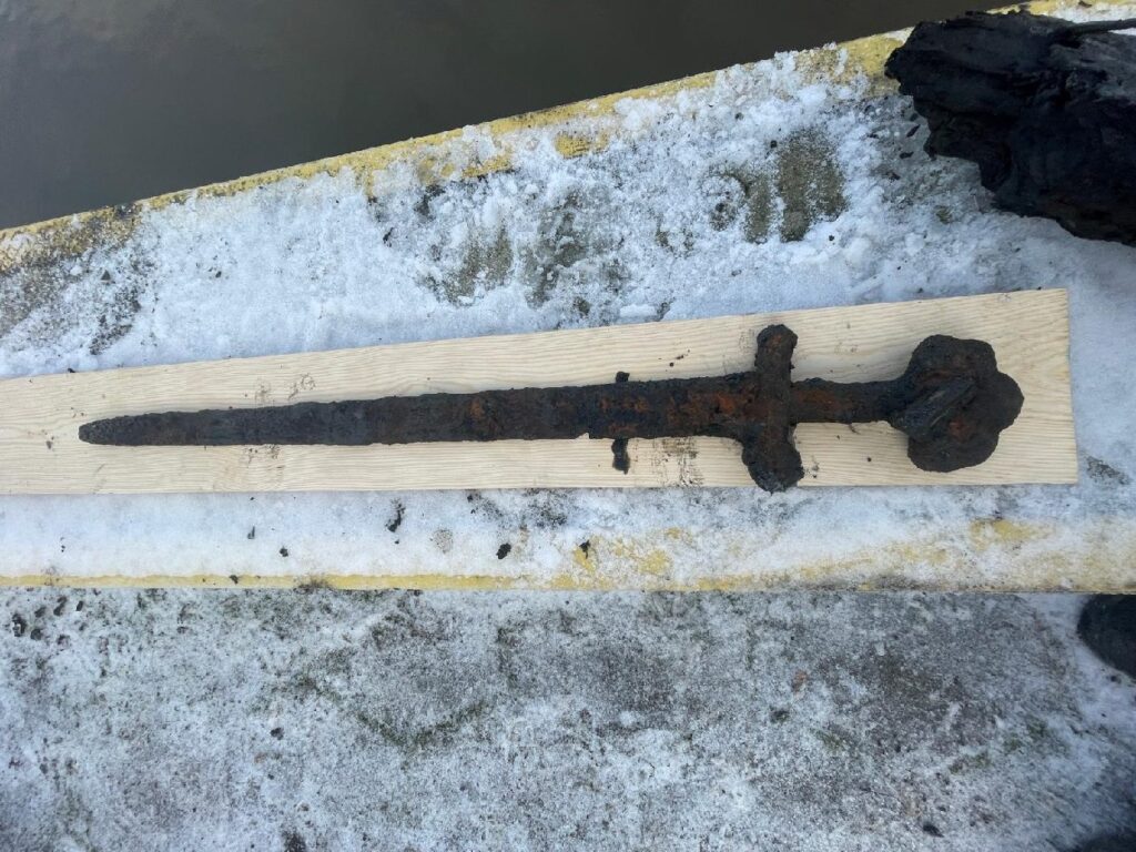 Epée viking retrouvée dans la Vistule en Pologne