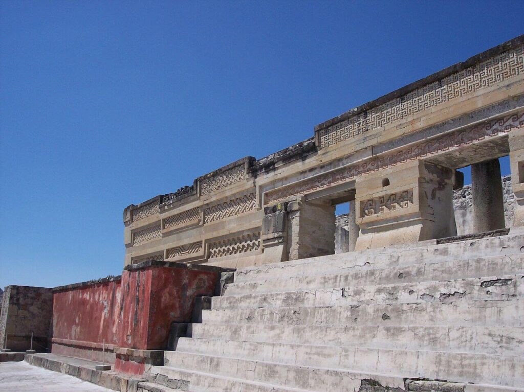 L'édifice aux colonnades, un des principaux vestiges zapotèques de Mitla, cité précolombienne du Mexique