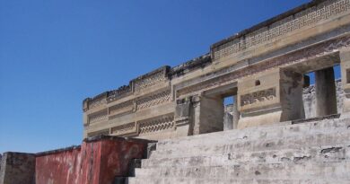 L'édifice aux colonnades, un des principaux vestiges zapotèques de Mitla, cité précolombienne du Mexique