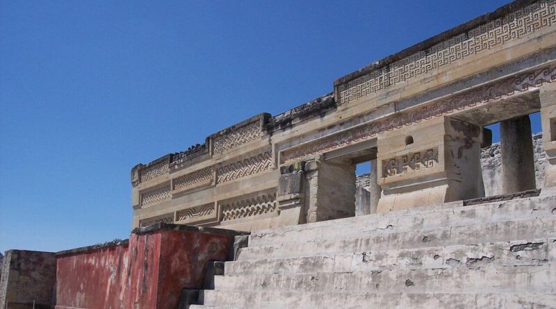 L'édifice aux colonnades, un des principaux vestiges zapotèques de Mitla, cité précolombienne du Mexique