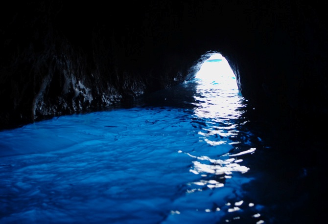 Archéologie sous-marine, la grotte bleue de Capri, nymphée de l'empereur Tibère