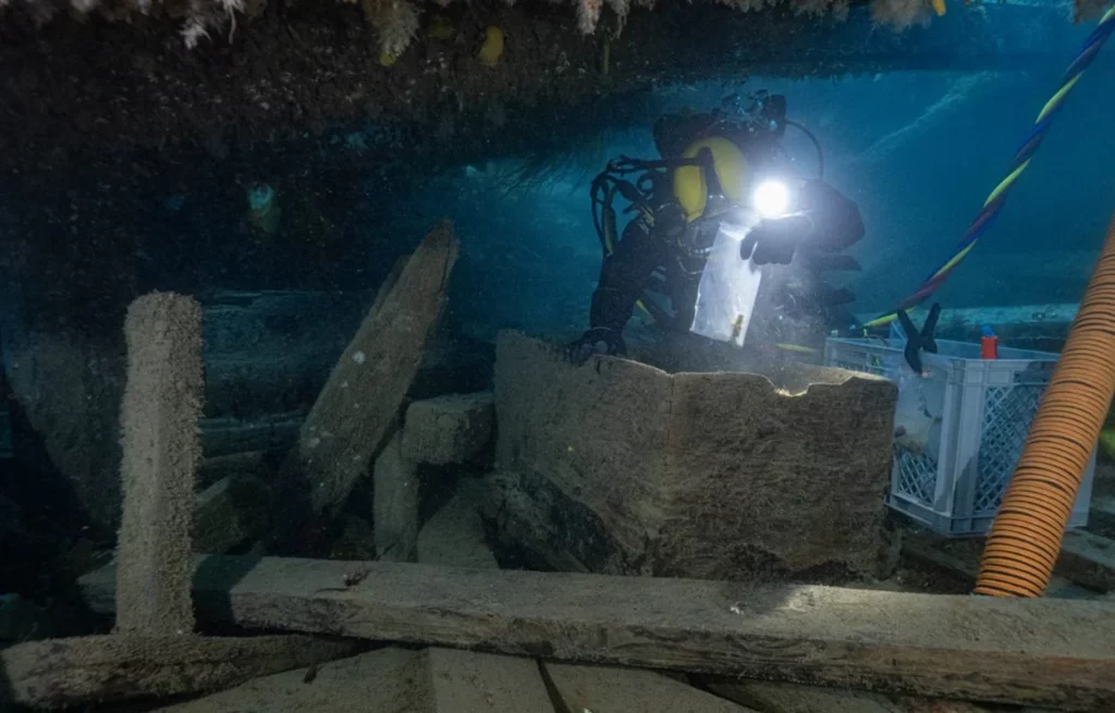 Archéologie sous-marine, des plongeurs travaillent sur l'épave du HMS Erebus, un navire de l'expédition Franklin