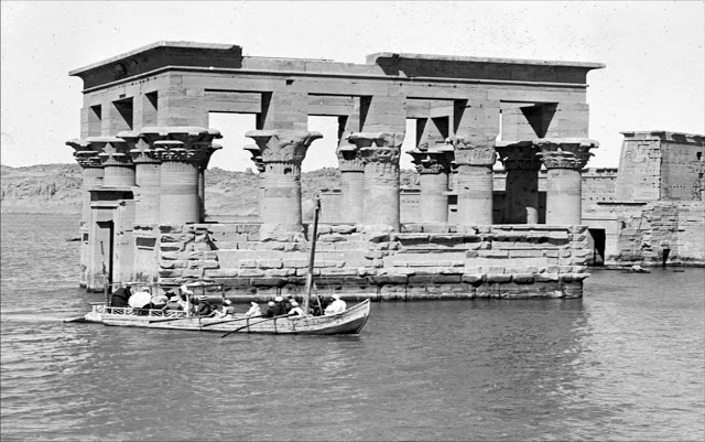 Kiosque romain de Philae submergé par les eaux du Nil avant le sauvetage