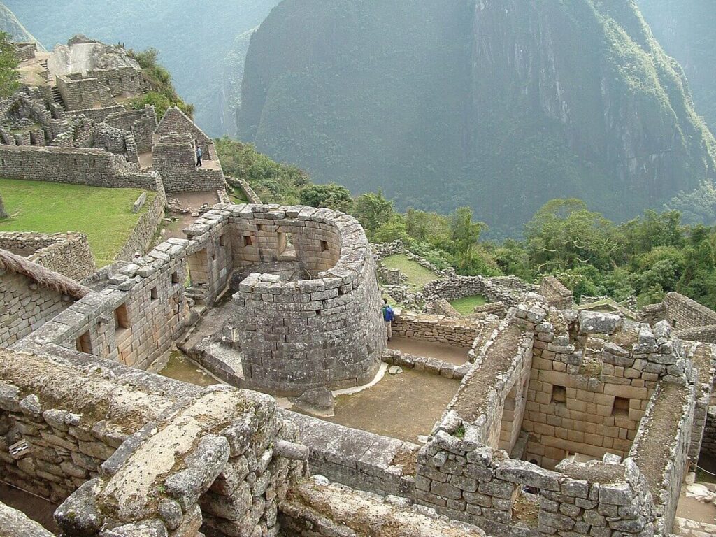 Zone urbaine, le temple du soleil du Machu Picchu, cité perdue des incas nichée au cœur des Andes