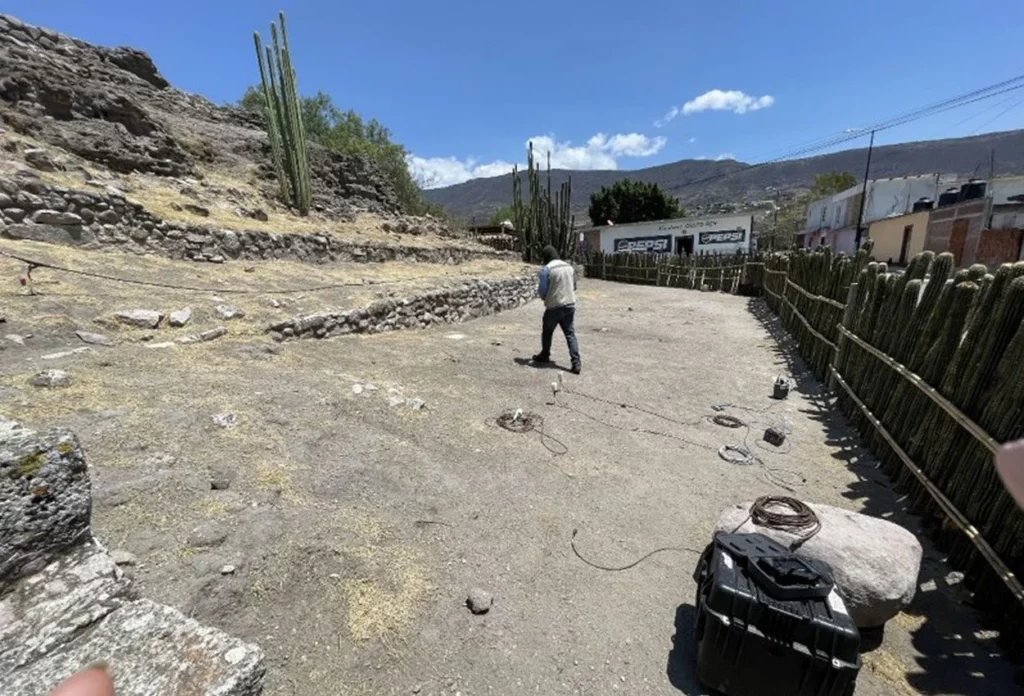 Etudes à Mitla, cité précolombienne des Zapotèques dans l'Etat mexicain d'Oaxaca