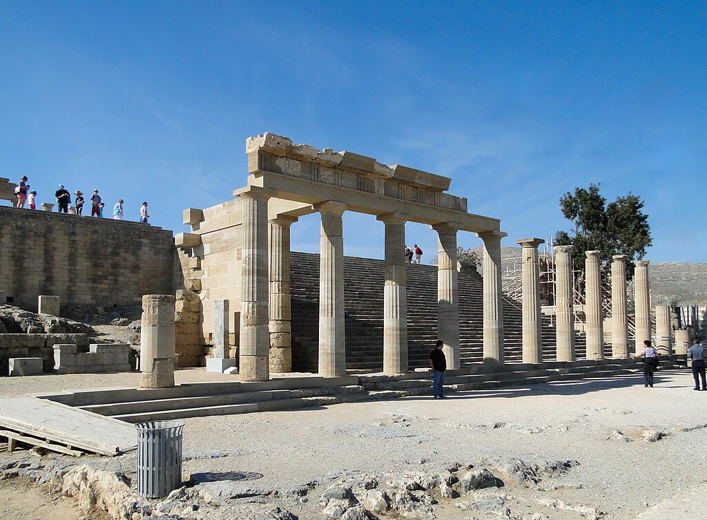 Les propylées de l'acropole de Lindos, un des grands sites archéologiques de la Grèce antique