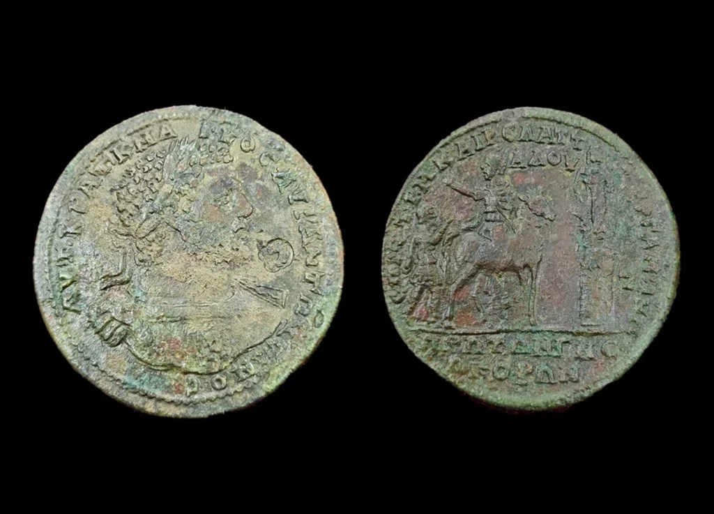 Rare médaillon en bronze figurant l'empereur Caracalla et frappé à Pergame