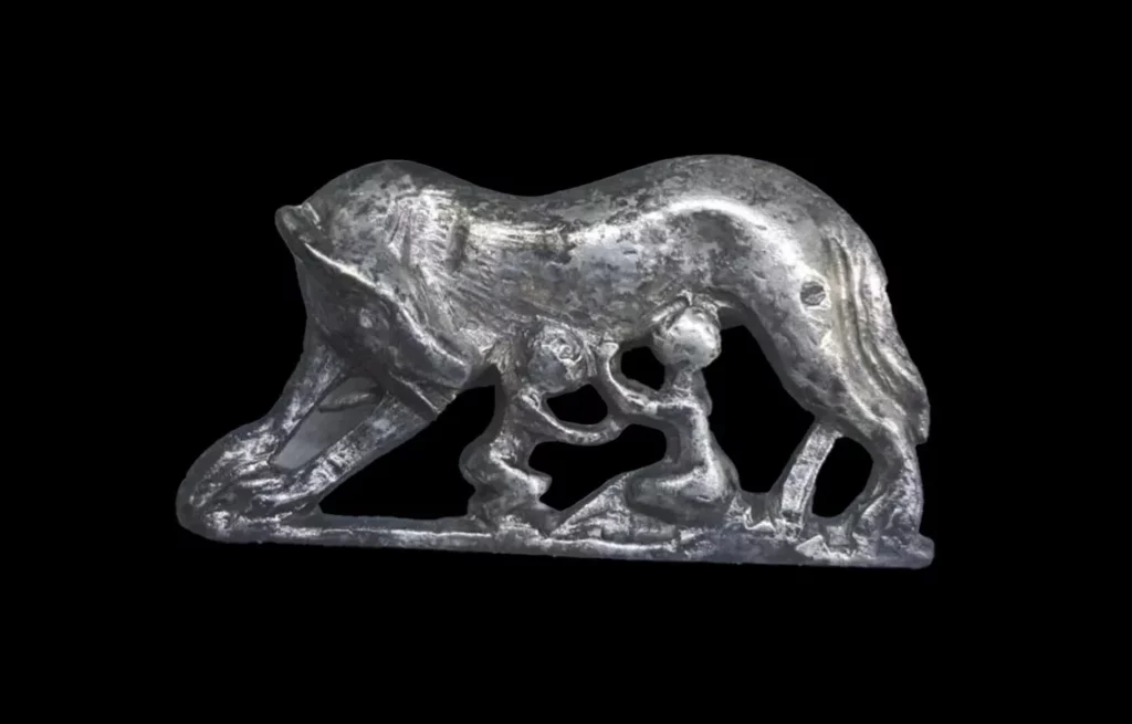 Broche représentant Rémus et Romulus, IIe siècle de notre ère