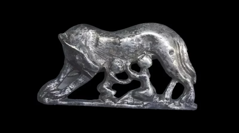 Broche représentant Rémus et Romulus, IIe siècle de notre ère
