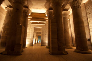 Salle hypostyle du temple d'Isis sur l'île de Philae en Egypte