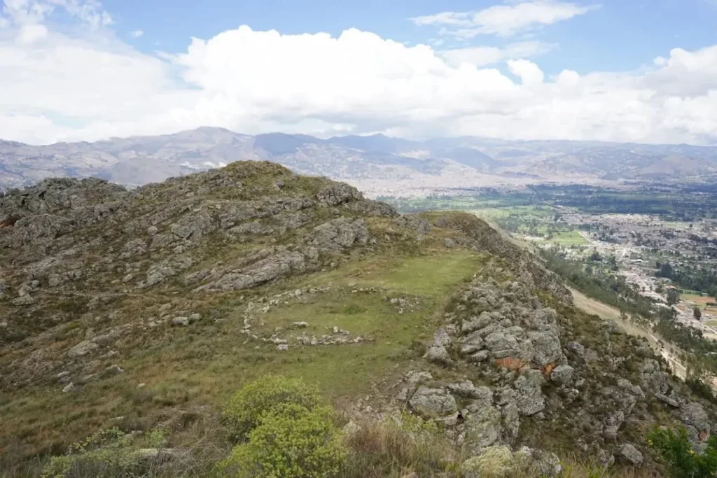 Vue de la place circulaire mégalithique de Callacpuma au Pérou