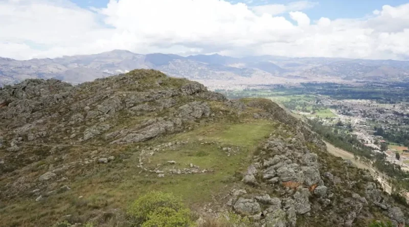 Vue de la place circulaire mégalithique de Callacpuma au Pérou