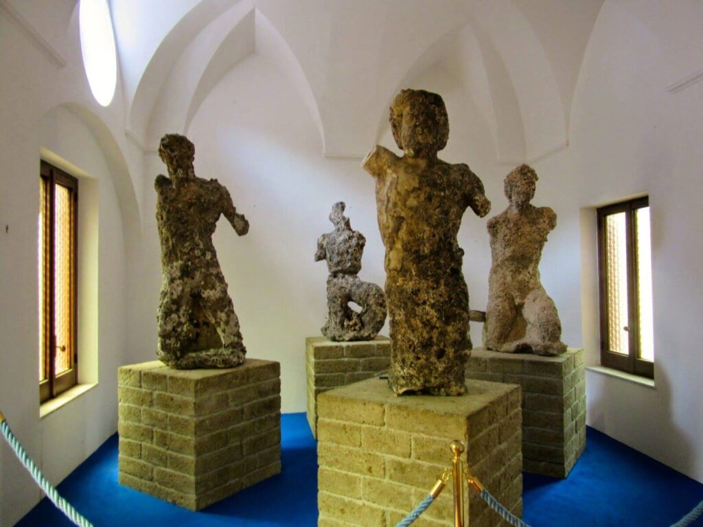 Archéologie sous-marine, statues de la grotte bleue de Capri, nymphée de l'empereur Tibère
