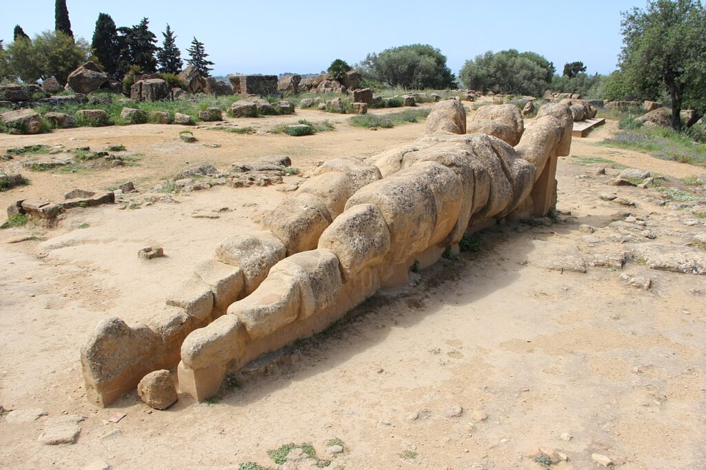 Vestige du temple de Zeus à Agrigente, vue d'un telamon