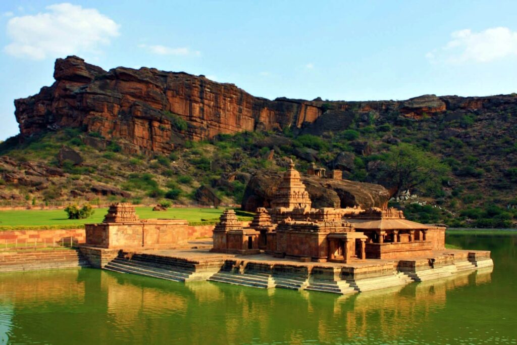 Le temple de Buthanatha à Badami, une des grandes réalisations architecturales de l'époque