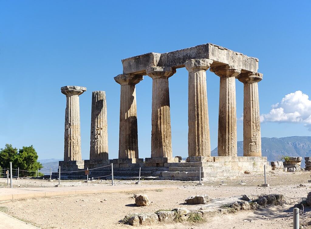 Temple d'Apollon à Corinthe, site archéologique de la Grèce antique