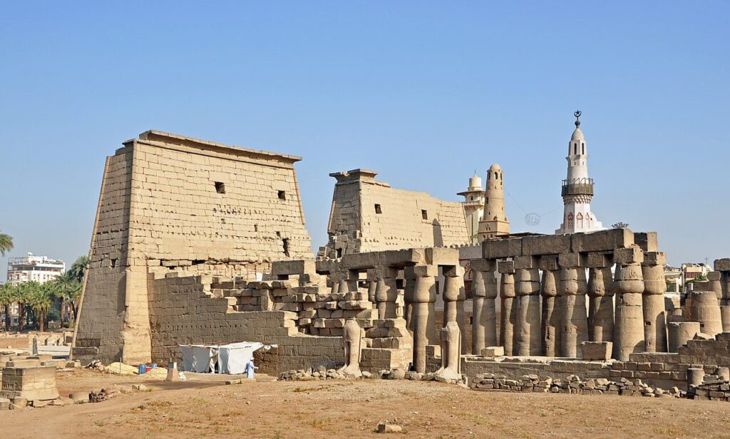 L'arrière des pylônes et la première cour du temple de Louxor construite par Ramsès II, pharaon bâtisseur de l'Egypte ancienne