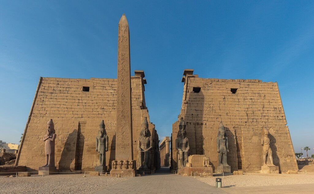 Entrée monumentale de Louxor construite par Ramsès II, pharaon bâtisseur de l'Egypte ancienne