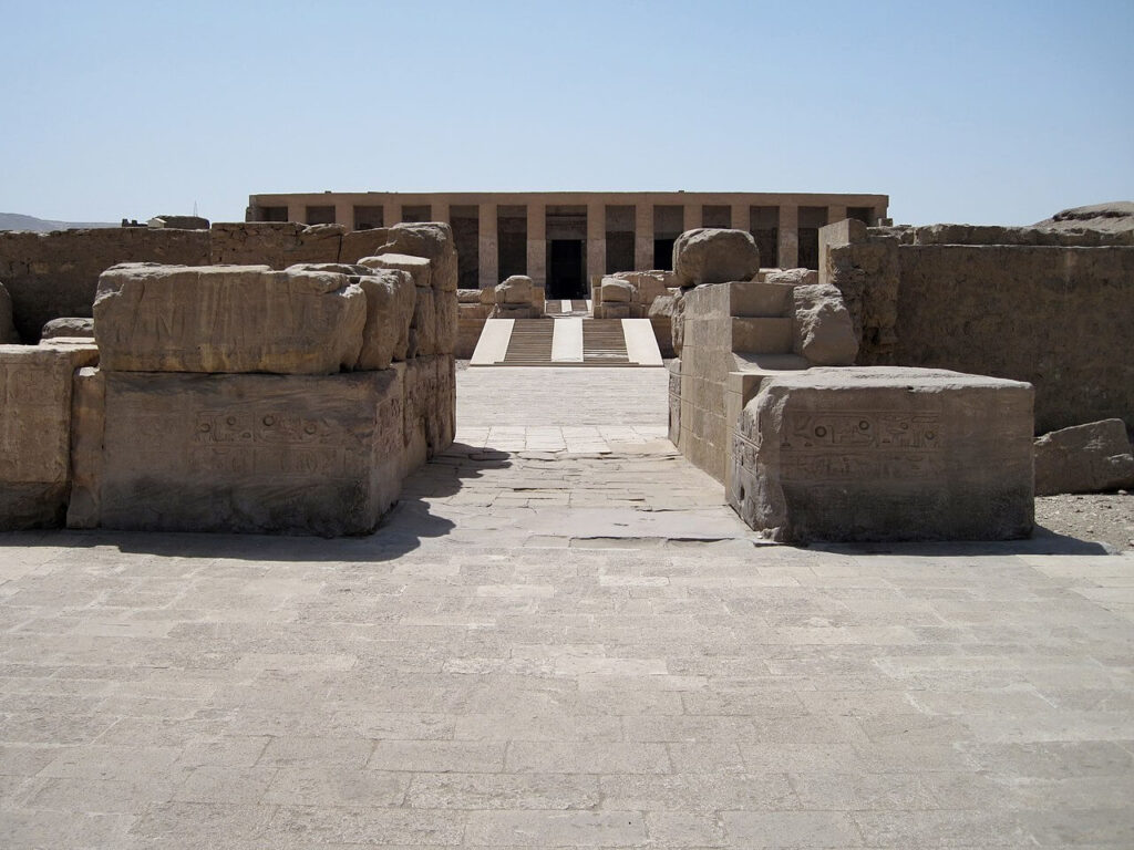 Vue de la première et de la seconde cour du temple de Séthi Ier à Abydos