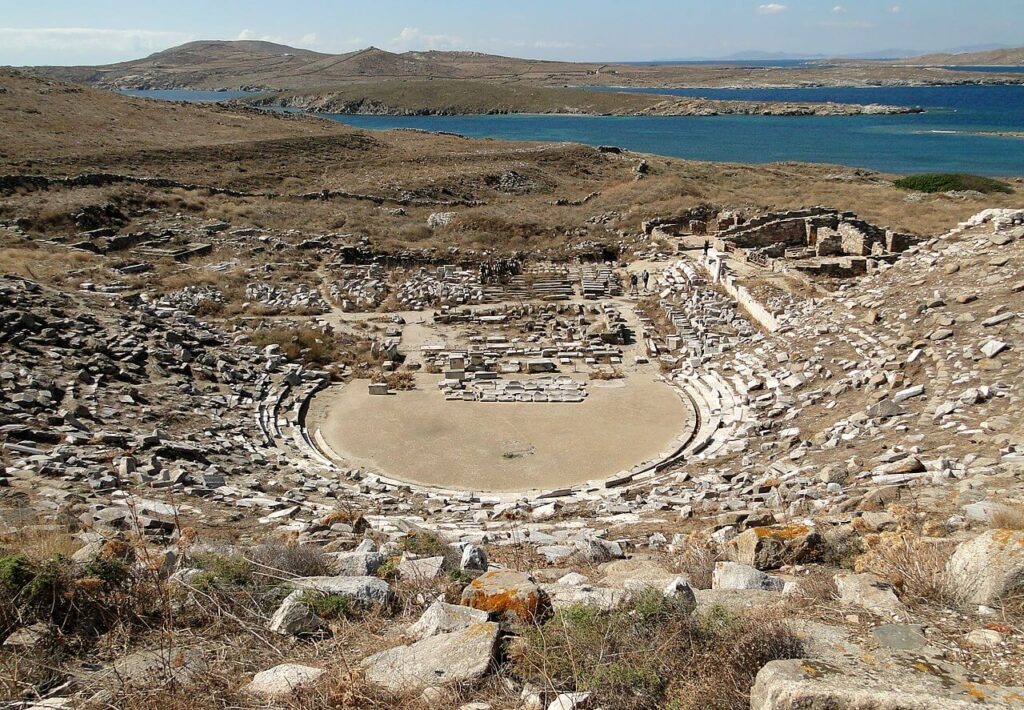 Vue du théâtre antique de Délos, site archéologique des Cyclades