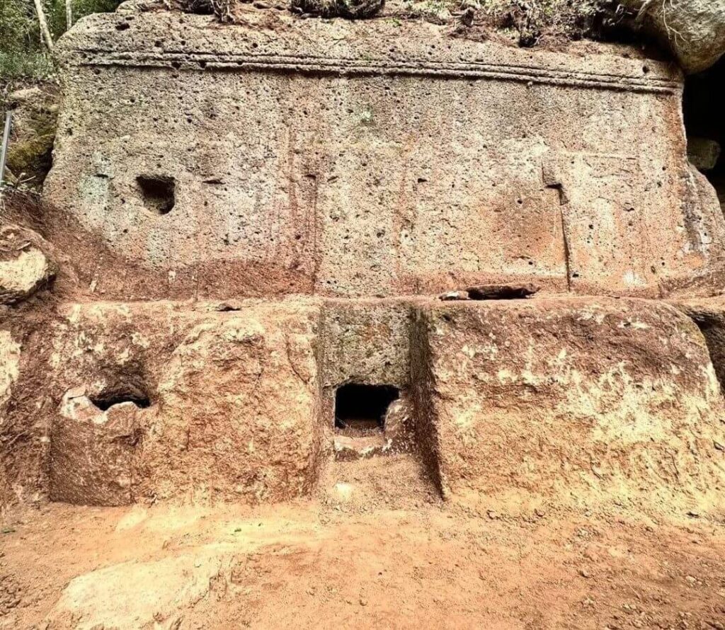 Découverte archéologique d'une tombe étrusque dans la nécropole de San Giuliano à Barbarano Romano, Italie