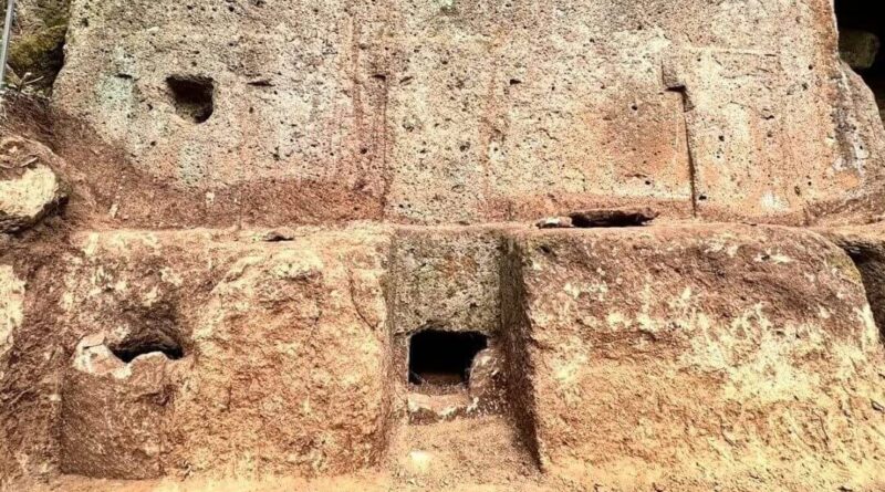 Découverte archéologique d'une tombe étrusque dans la nécropole de San Giuliano à Barbarano Romano, Italie