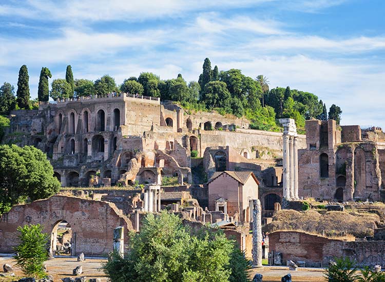 La colline du Patatin et les vestiges des palais impériaux surplombant le forum